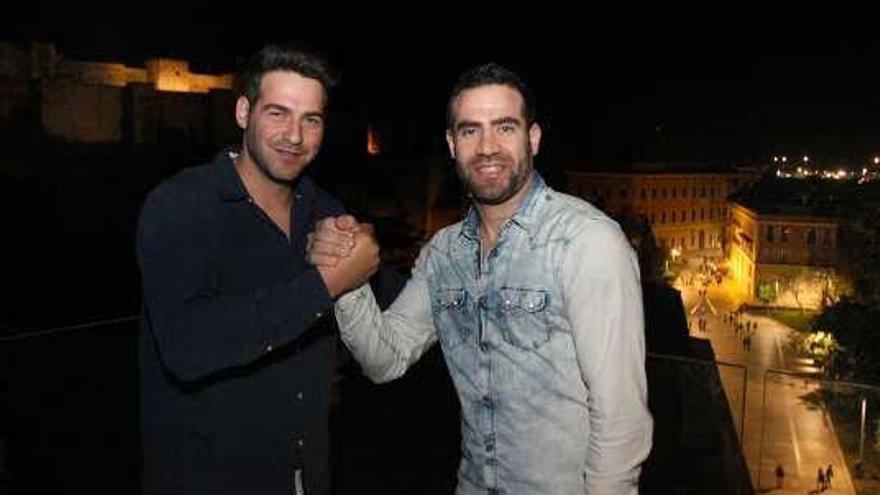 Carlos Cabezas, ayer en la terraza Batik, con su socio, Juan García, Míster Mundo 2007.