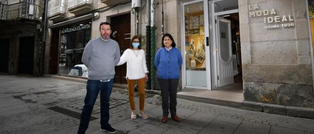 Alejandro y Chelo (izqda.), empleados de Almacenes Clarita, junto a Mayte, dueña de La Moda Ideal, en la calle Manuel Quiroga.  | GUSTAVO SANTOS