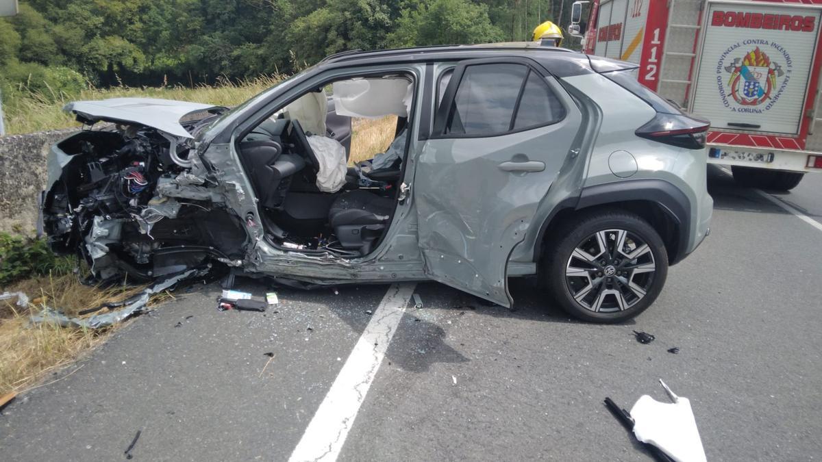 Un vehículo siniestrado en la N-547, en Arzúa