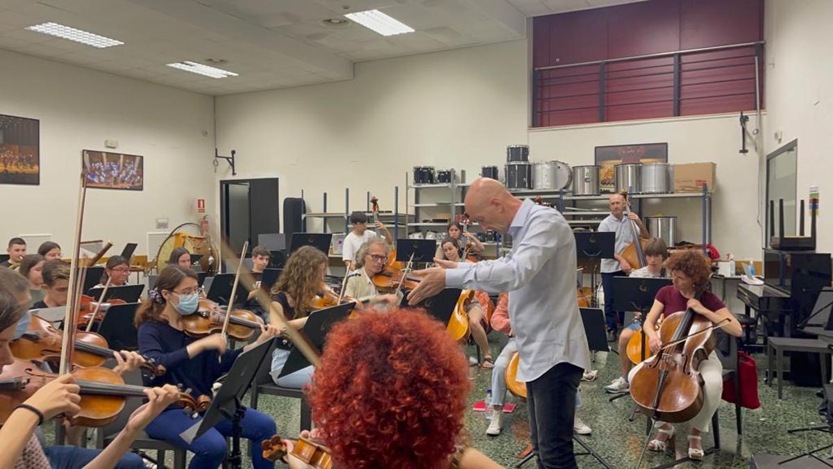 Ensayo de la Orquestra de l'Horta Sud que debutará este viernes en Torrent.