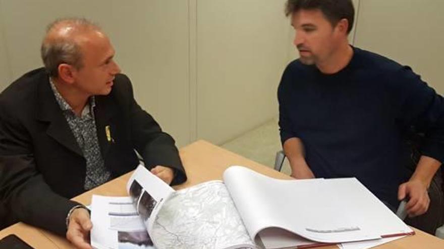 El diputat Jordi Fàbrega lliura el document a l&#039;alcalde, Joan Ramon Soler