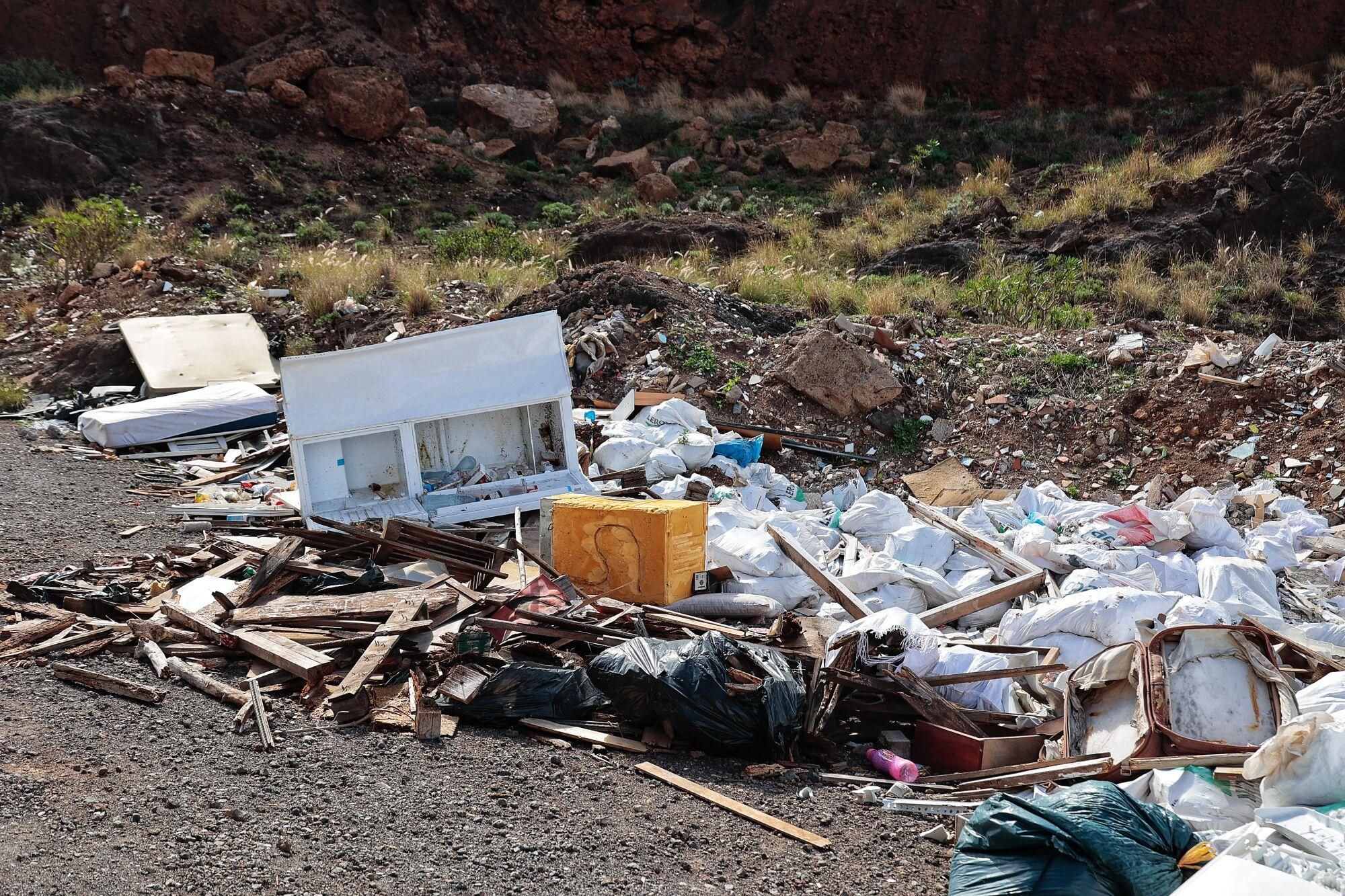 Vertedero de basura en la montaña de Taco.