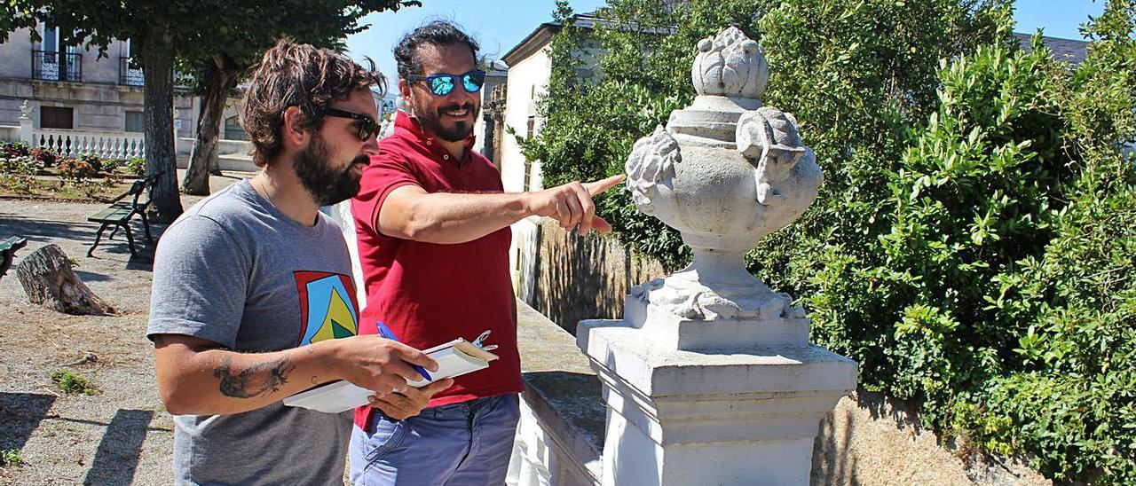 Arriba, los restauradores Santiago Longo y Rudy Lobosco supervisando el estado de uno de los jarrones. A la derecha, vista general del cierre desde la calle colindante. | T. C.