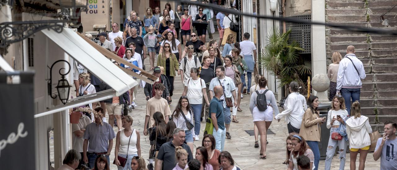 Residentes y turistas en el centro de Palma.