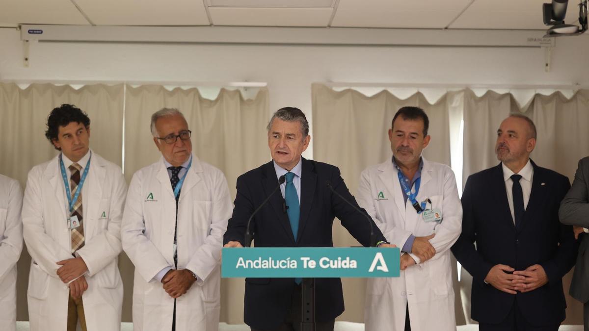 El consejero de Sanidad, Presidencia y Emergencias de la Junta de Andalucía, Antonio Sanz, interviene tras activar en el Hospital Maternode Málaga, el ECMO Pediátrico en Andalucía.
