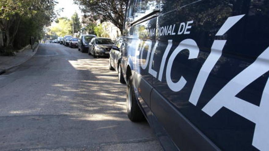 Un furgón policial, frente a la casa de Díaz Ferrán.