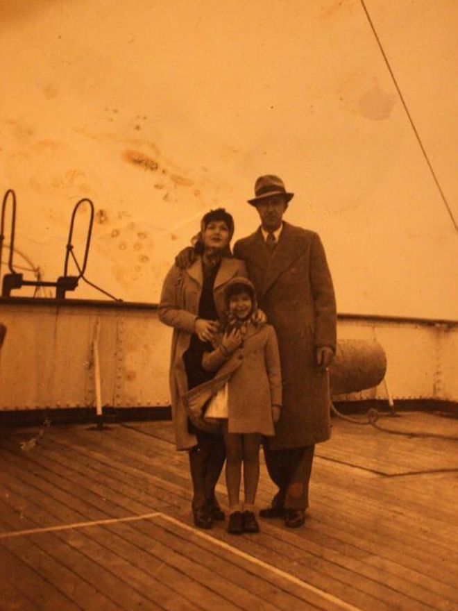 Josefina Leal, Expédito Durán y su hija Liliana, a bordo del buque SS. Pennland.