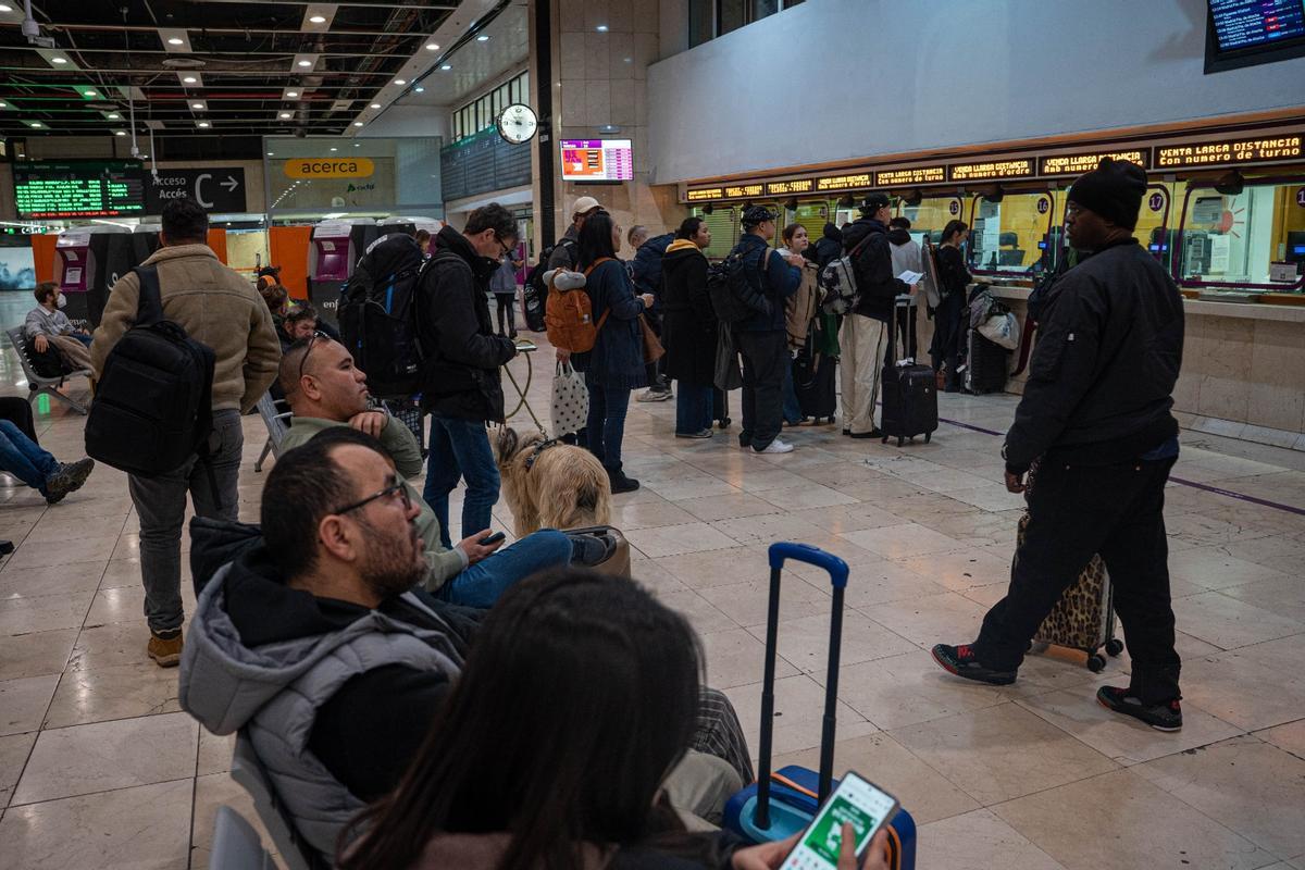 Desconcierto en la estación de Sants tras la suspensión del servicio de Rodalies