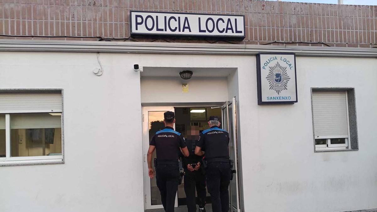 El detenido, custodiado por dos agentes