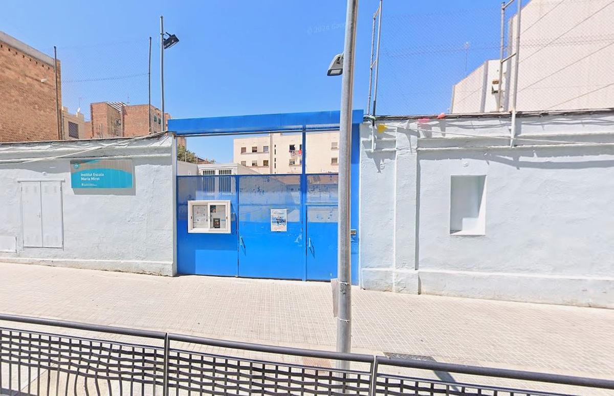 Puerta de acceso al instituto escuela Maria Miret de L'Hospitalet.