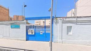 Puerta de acceso al instituto escuela Maria Miret de LHospitalet.