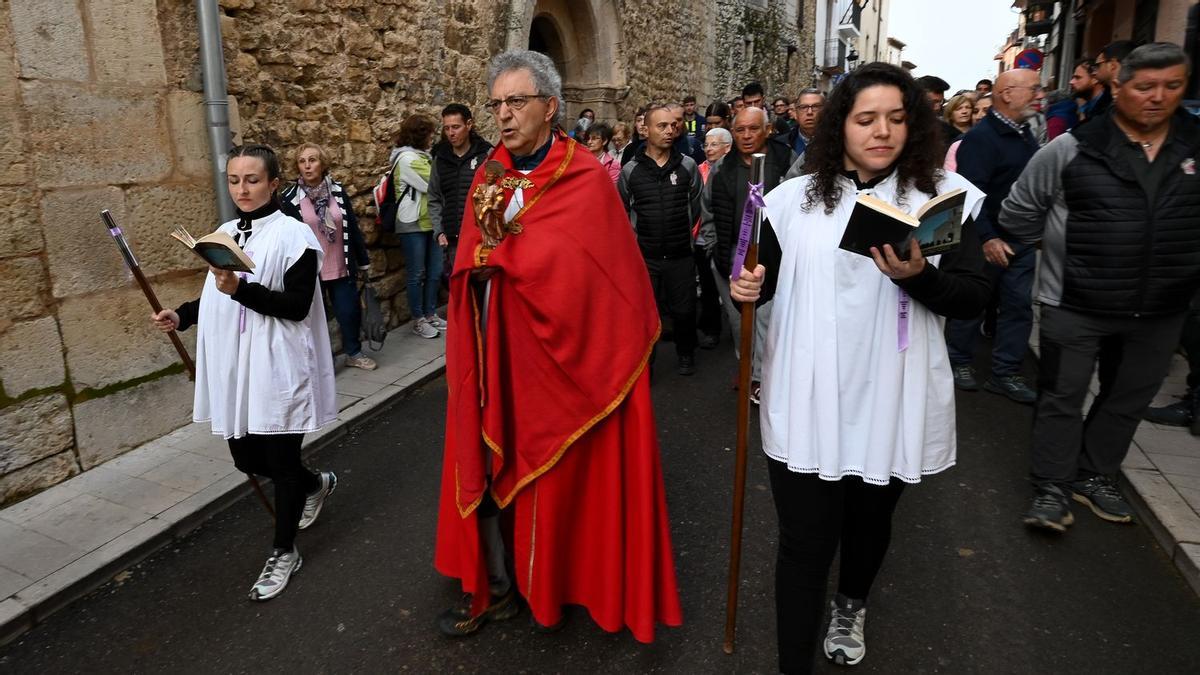 Salida de la rogativa de Catí a Sant Pere de Castellfort, con las ‘cantadores’ Ana Isabel Roca y Amparo Gamiz.