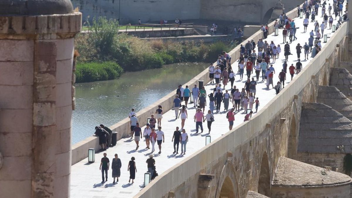 Turistas pasean por el Puente Romano en Córdoba.