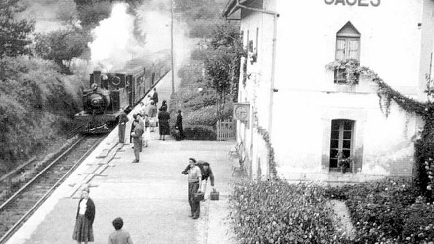 Un tren de vapor, entrando en la estación de Caces, en una fotografía tomada a mediados de los años cincuenta.
