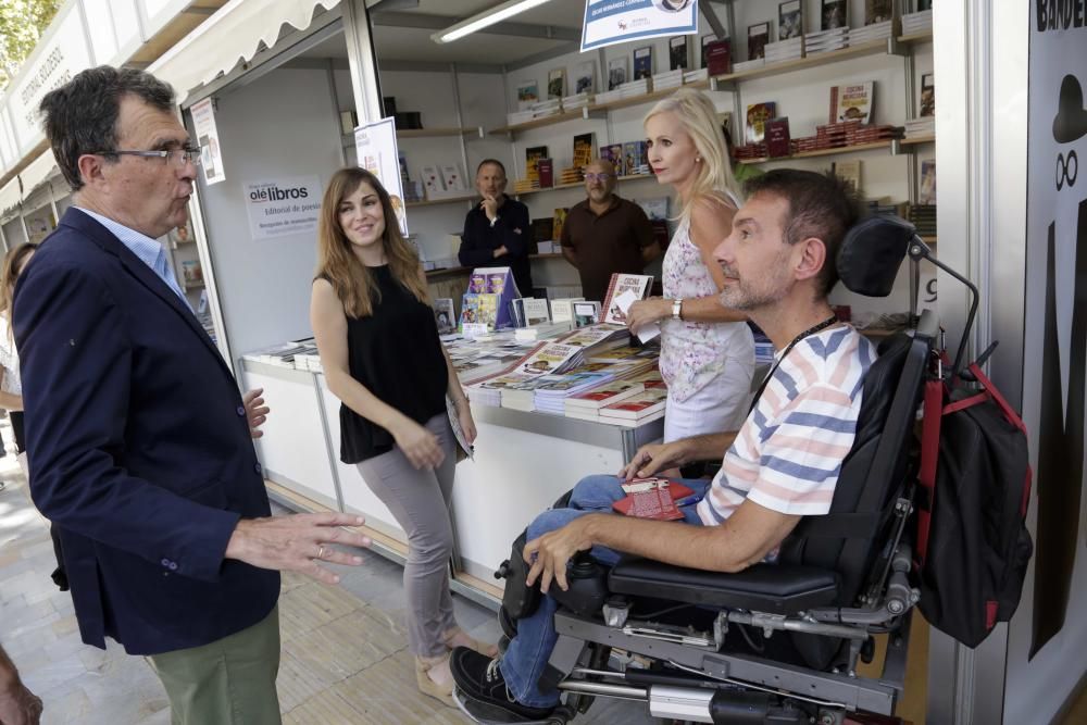 Ambiente del sábado en la Feria del Libro de Murcia