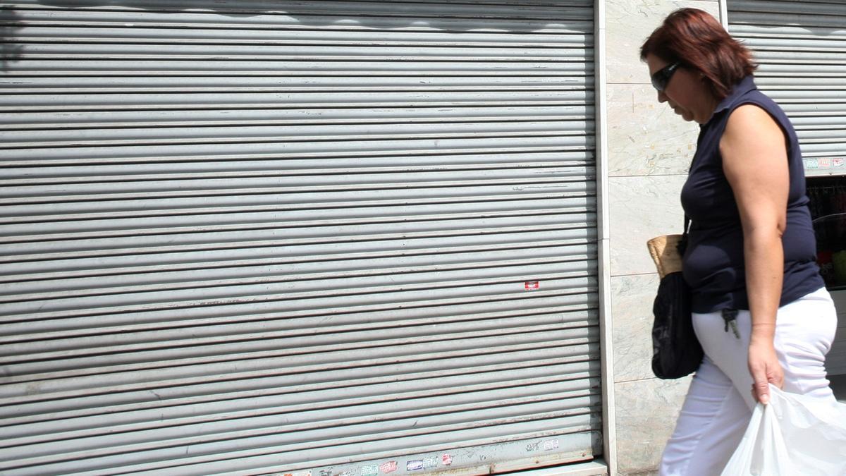Un comercio con la persiana bajada.