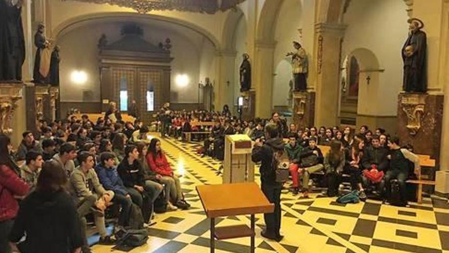 Un grup dels alumnes a l&#039;interior de l&#039;església del Santuari de la Cova