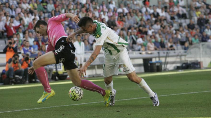 Saúl intenta superar a un jugador del Córdoba.