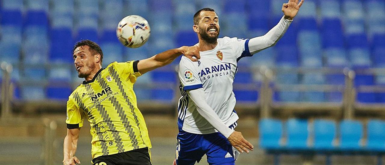 El balón pega en la cara de Christian ante la presencia de Guitián en el gol del Zaragoza |  | LOF