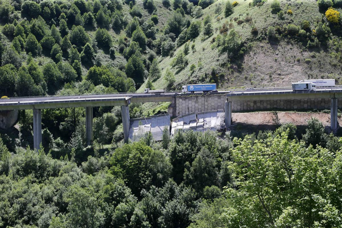 Desprendimiento en el puente de la A-6 entre Pedrafita y León