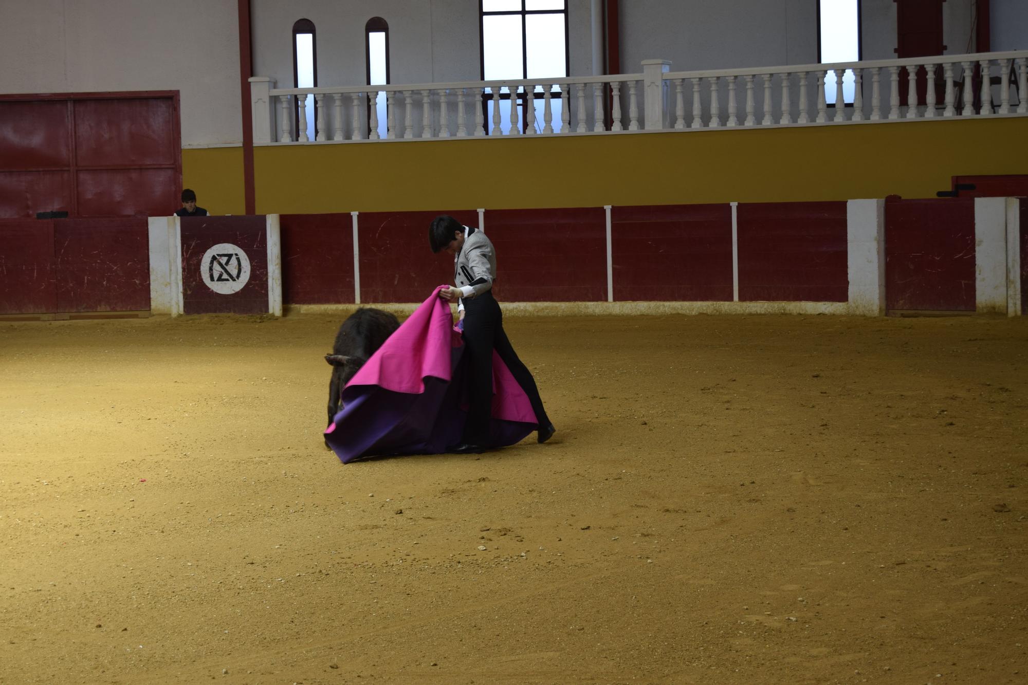 La convivencia entre Roca Rey y la Escuela Taurina de València, en imágenes