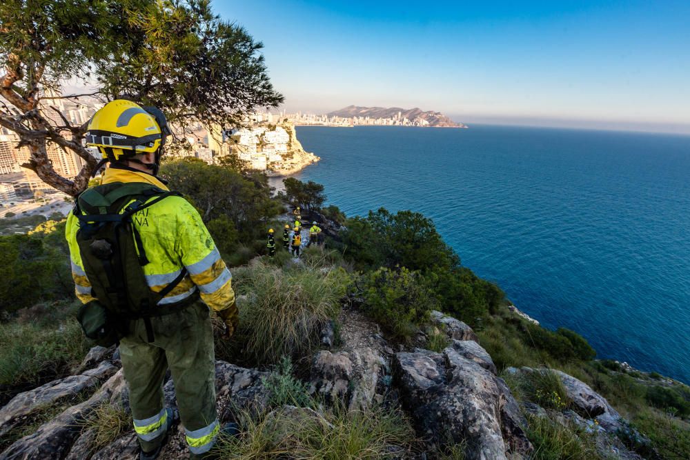 Declarado un incendio junto a la torre del Aguiló en la Cala de La Vila