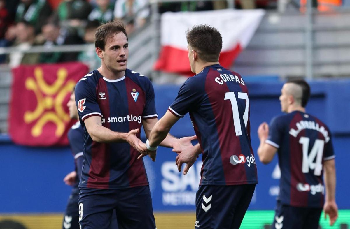 Momento del partido entre el Eibar y el Racing de Santander.