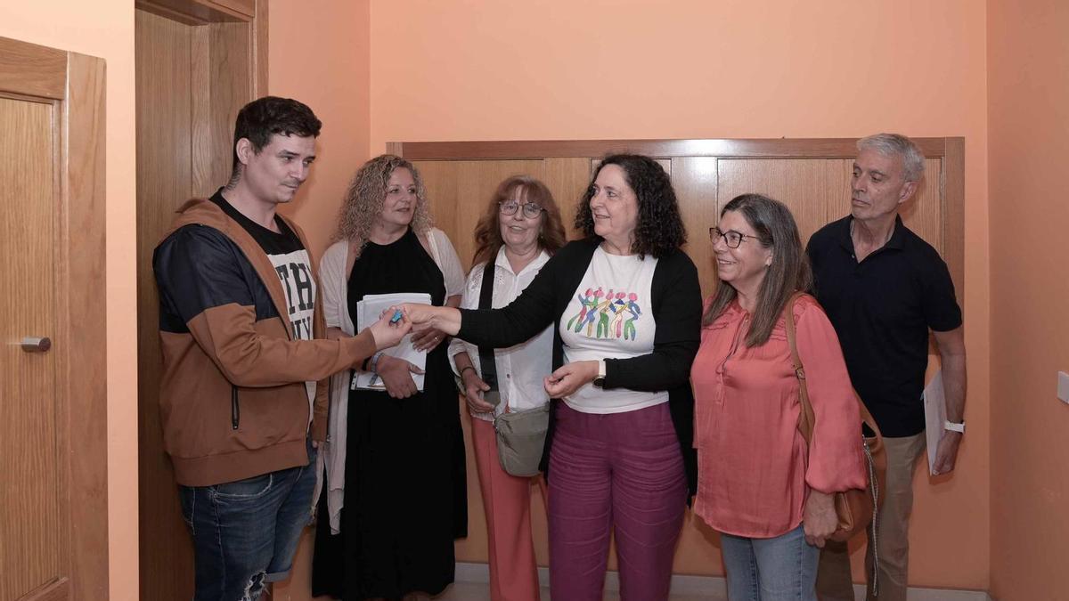 La delegada Belén do Campo entrega las llaves de una de las viviendas