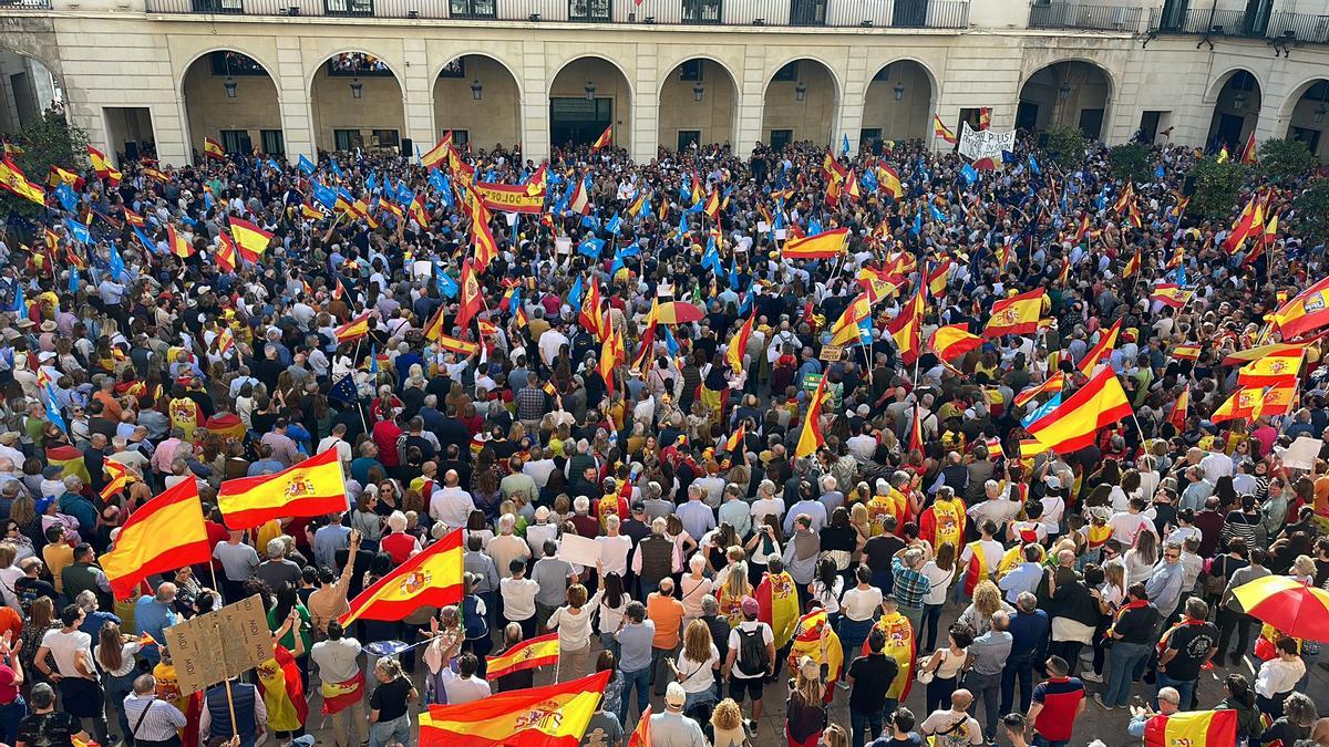 Manifestantes en el ayuntamiento de Alicante