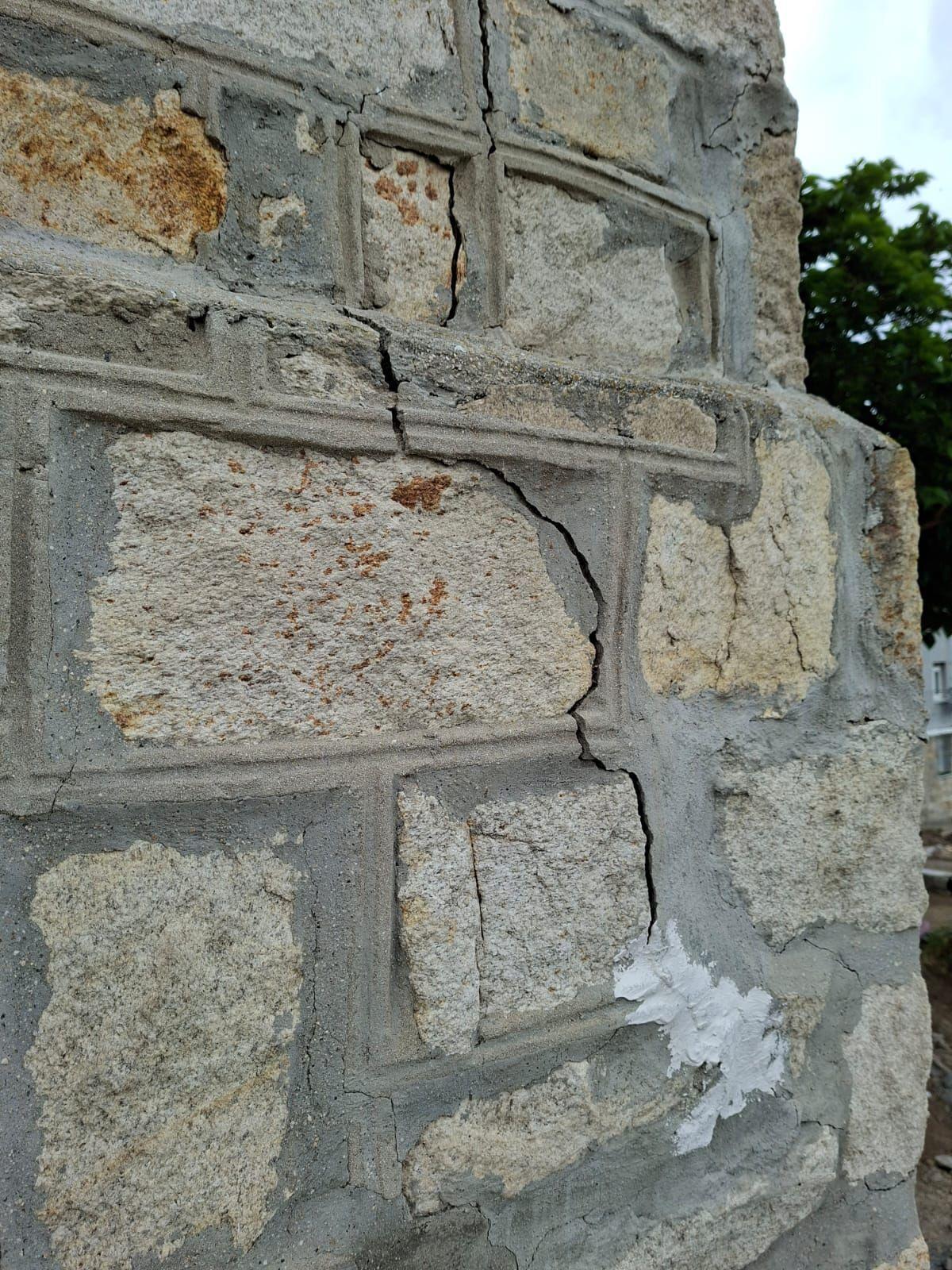Grietas del N⁰9 en la esquina de atrás de la calle Tomás Fábregas