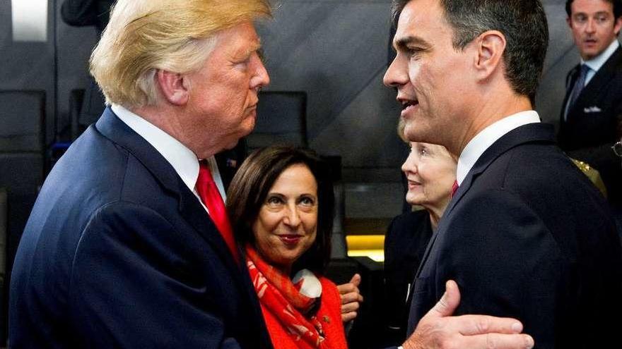 Donald Trump saluda a Pedro Sánchez en presencia de la ministra de Defensa, Margarita Robles. // Efe