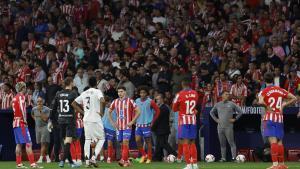 Jugadores del Atlético y del Real Madrid durante el parón en el derbi entre Atlético de Madrid y Real Madrid 