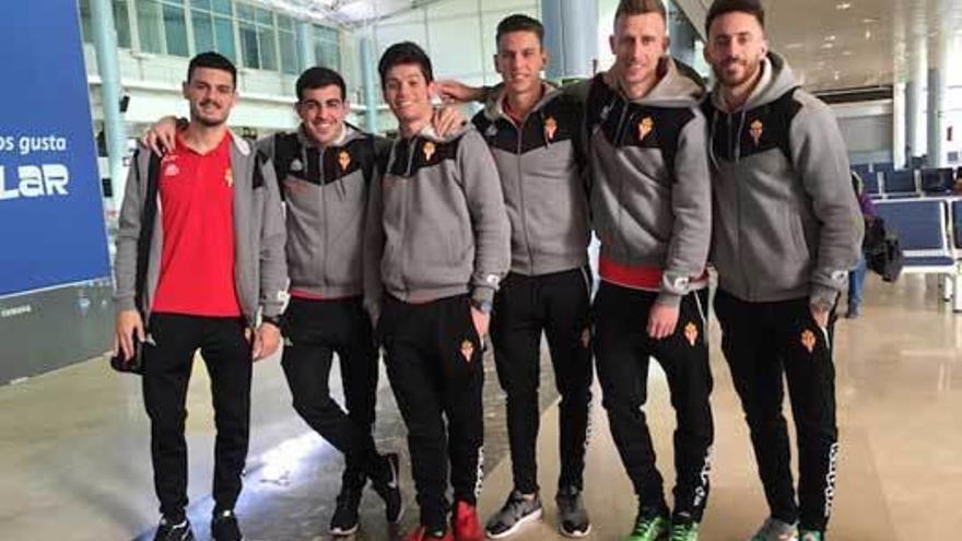 Por la izquierda, Sergio, Carlos Castro, Jorge Meré, Lichnovsky, Álex Barrera y Álex Menéndez, en el aeropuerto.