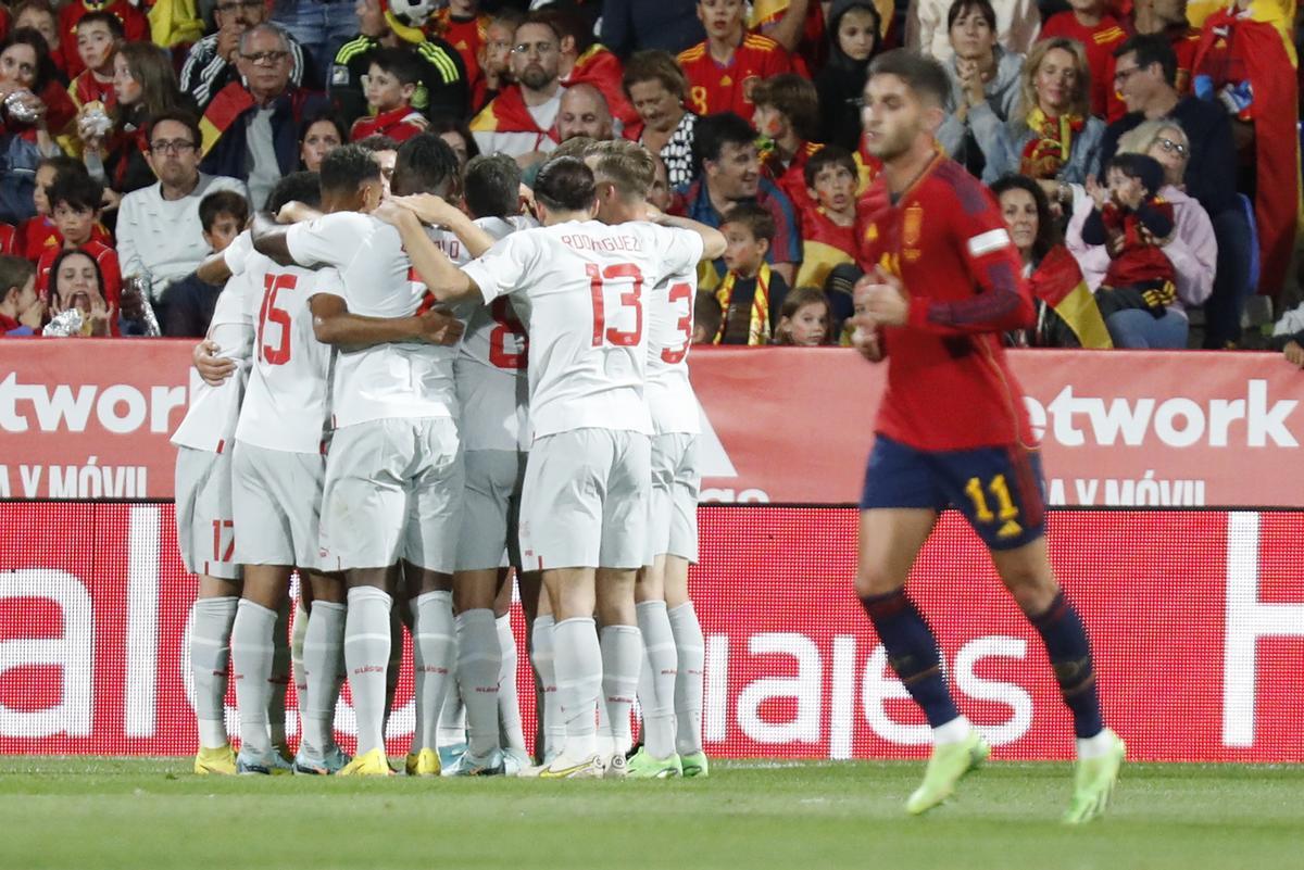 ZARAGOZA, 24/09/2022.- Los jugadores de Suiza celebran tras marcar el segundo gol ante España, durante el partido de la Liga de Naciones que España y Suiza disputan este sábado en el estadio de La Romareda, en Zaragoza. EFE/Javier Belver