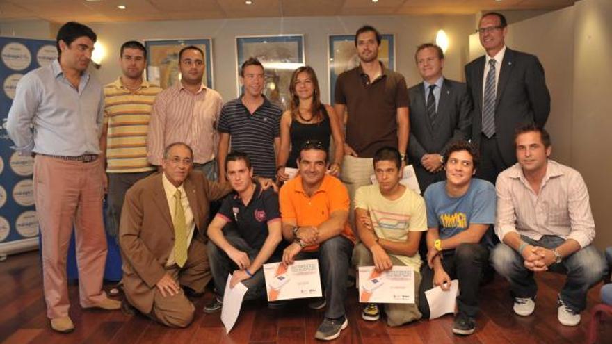 Los premiados junto al presidente y gerente de la Fundación Málaga Ciudad Cultural, Juan López Cohard y Javier Ferrer y los patrocinadores del concurso.