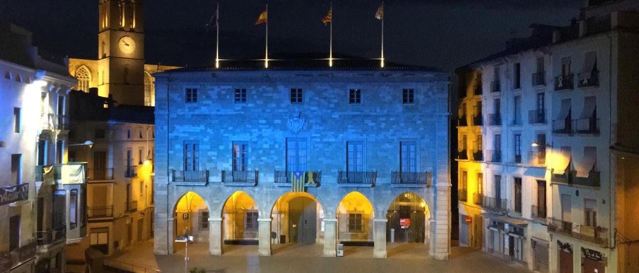 L&#039;ajuntament de Manresa il·luminat de blau en agraïment a la lluita contra la covid-19