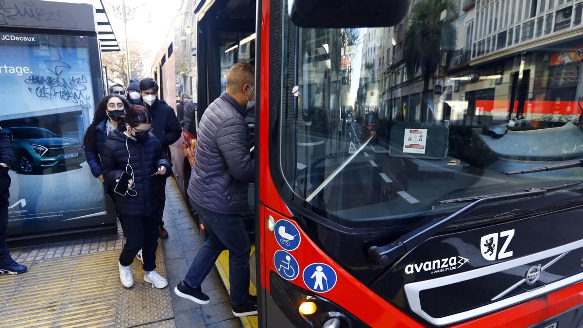 Varios pasajeros se suben a un autobús de Zaragoza