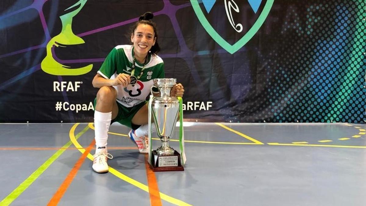 Lihuen, con la copa de campeona de la Copa RFAF de fútbol sala.