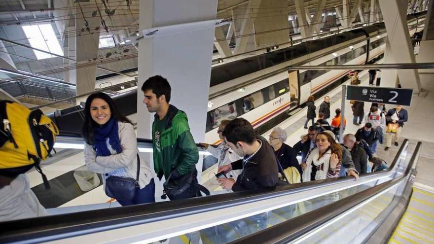 Viajeros suben desde los andenes de la estación en Urzáiz. // Marta G. Brea