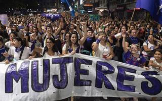 Las mujeres en Uruguay toman las calles en el 8-M exigiendo igualdad y justicia