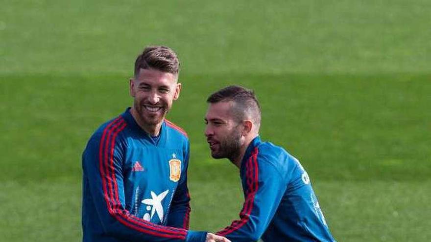 Jordi Alba, a la derecha, bromea con Sergio Ramos durante el entrenamiento de ayer.
