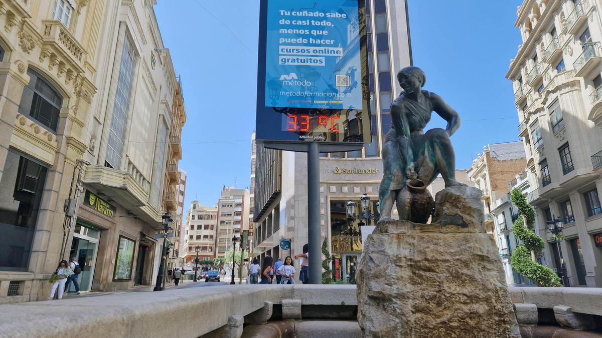 El centro de Castelló, el pasado verano, con la fuente vacía en la Puerta del Sol. El récord histórico de calor en la provincia se registró en la madrugada del 15 de agosto del 2021, con 42,5ºC, según resalta José Quereda.