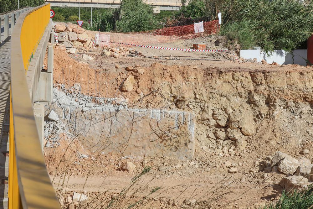 Obras de reparación de la CHS de la mota del río que cedió en Almoradí durante la DANA. Muchas de las zonas afectadas por el paso del agua siguen arrasadas