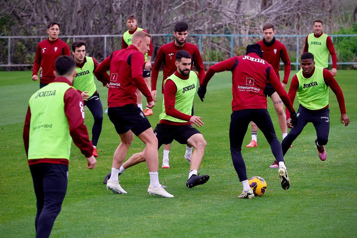 Xavi Sintes, en el centro de un rondo durante la sesión del Córdoba CF del martes.