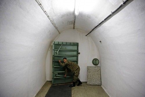 Un miembro de las fuerzas armadas de Bosnia y Herzegovina abre la puerta de un bunker subterráneo construido en secreto por Tito (ARK). En la década de 1950, Josip Broz Tito, líder de la antigua Yugoslavia, ordenó la construcción del búnker secreto,