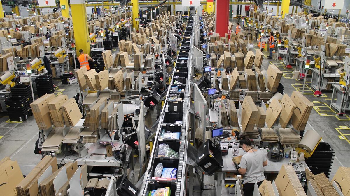 Así es el espejo catalán del centro de Amazon en Siero