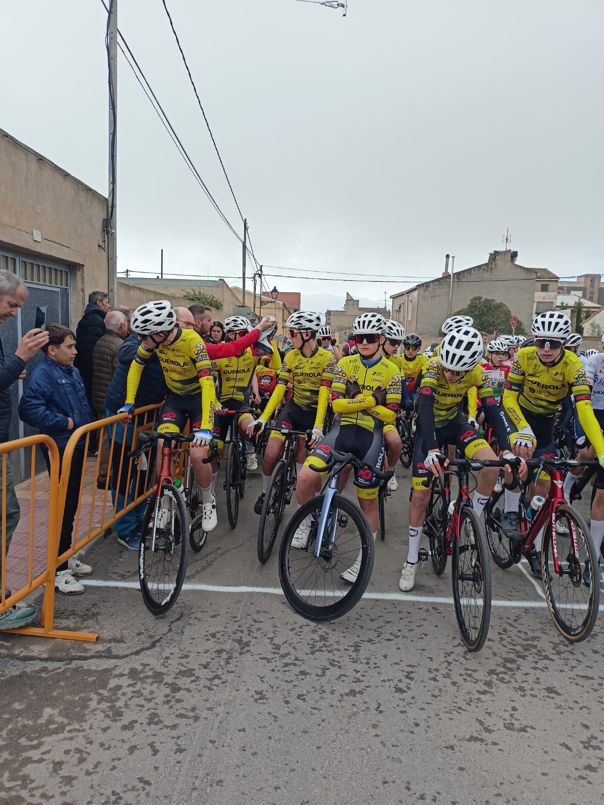 Ciclistas cadetes del Club de Ontinyent en la prueba en Beneixama.