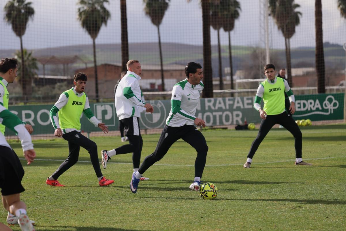 Sergi Guardiola, bajo la presión de Álex López en un entrenamiento del Córdoba CF.
