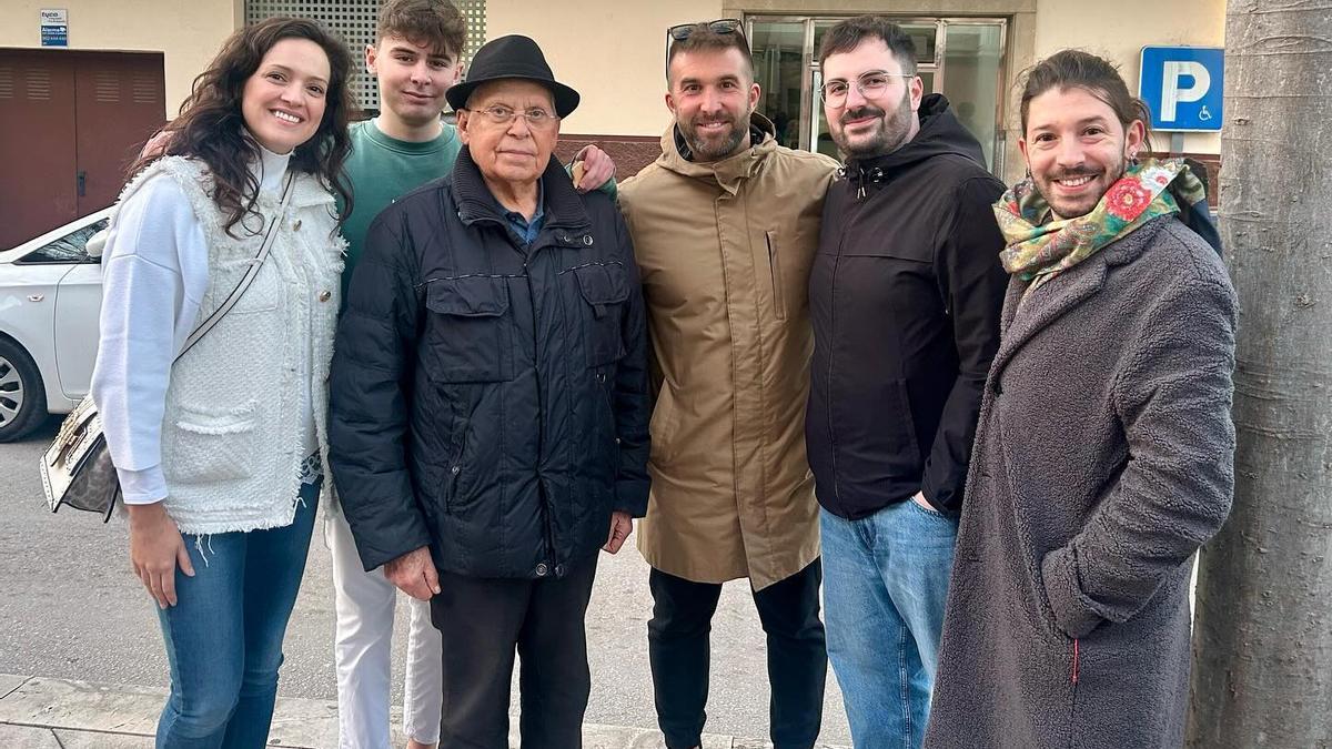 Sebastià Riera, con sombrero, con algunos compañeros de la agrupación socialista de Manacor.