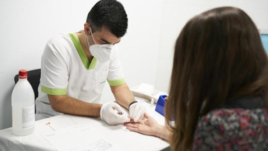Canarias reduce a tres el número de hospitalizaciones por coronavirus